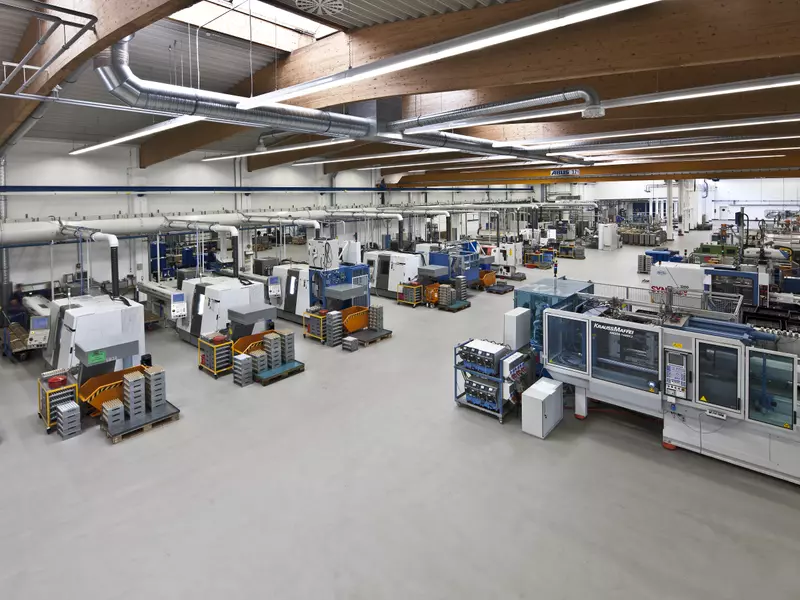 Produktion-fuer-Kunststoff-und-Metall-.webp