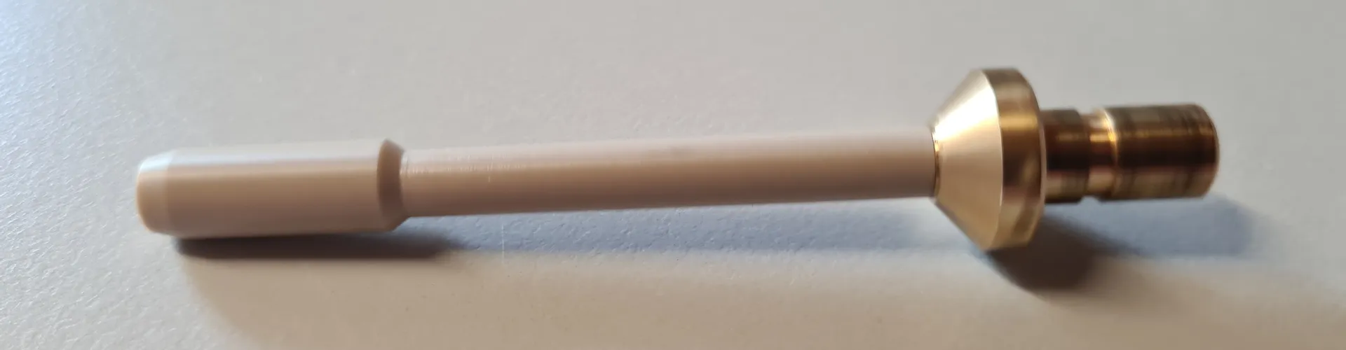Drehteil aus PEEK mit Messingfuß