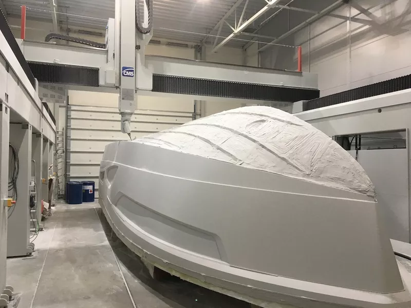 powerboat-hull-cnc-milling.webp