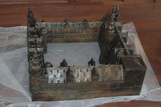 castle 100x100x40cm in cast bronze