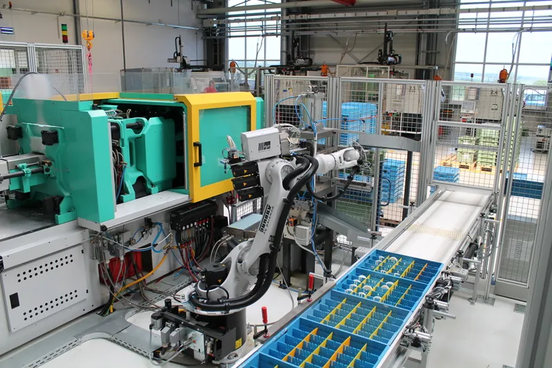 Fertigungszelle mit Kuka-Roboter