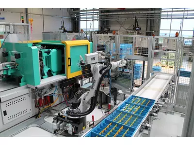 Fertigungszelle mit Kuka-Roboter