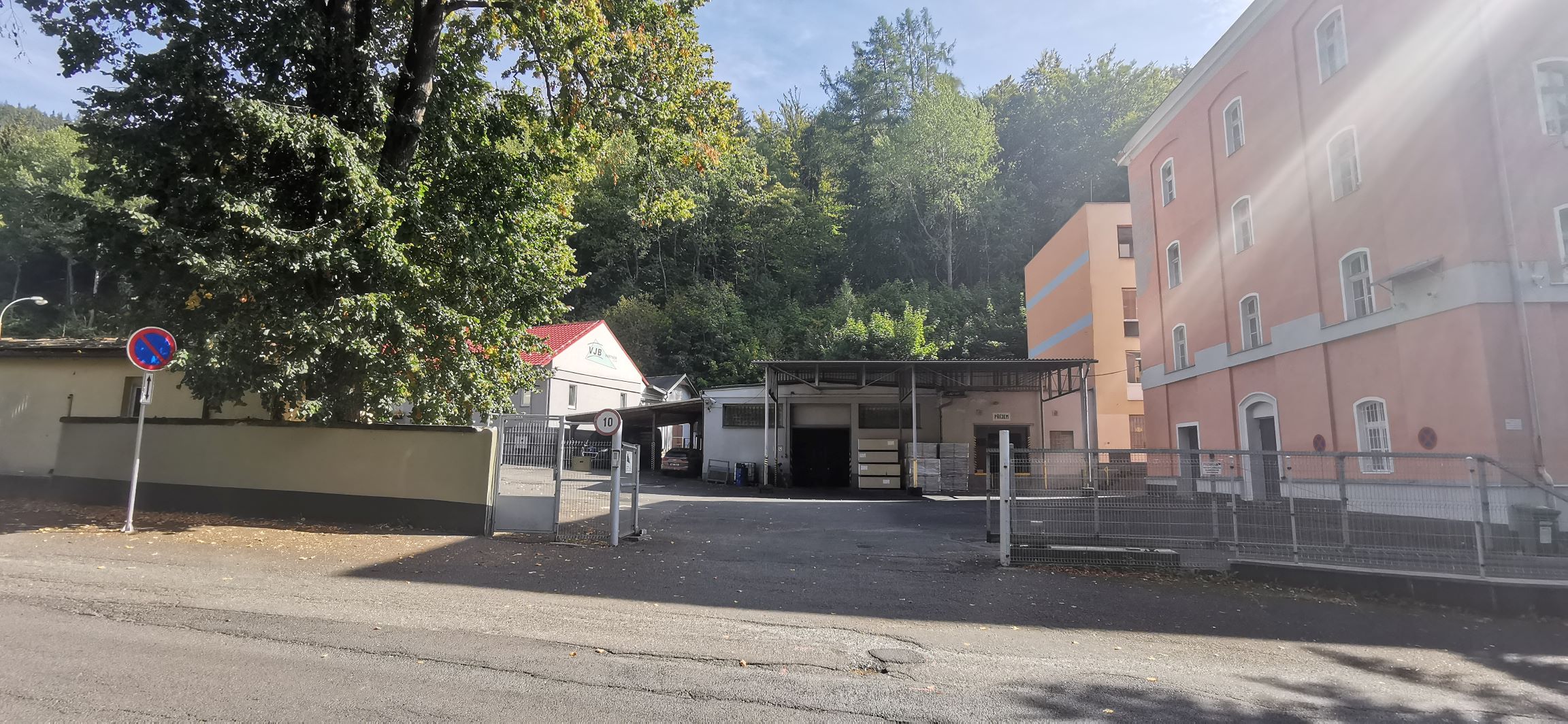 Firmeneinfahrt