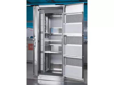 Schaltschränke mit Komponenten (Einschubracks, Türen, etc.) aus Lochblech 