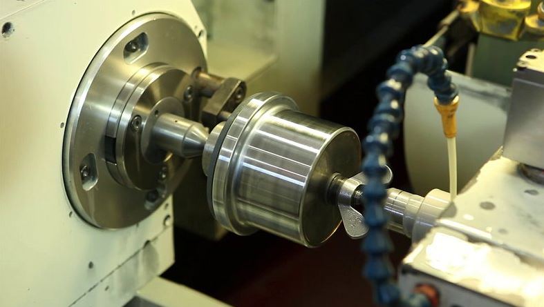 CNC-Schleifen einer Galette für die Textilindustrie