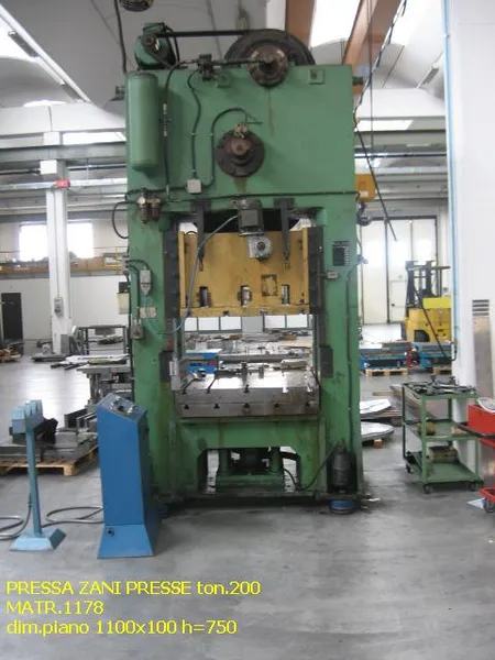 Presse 1100x1000 mm / 200 t