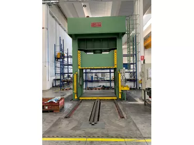 Presse 2500x1700 / 200 t