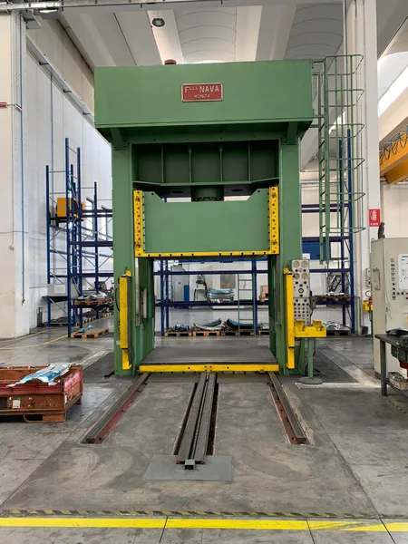 Presse 2500x1700 / 200 t