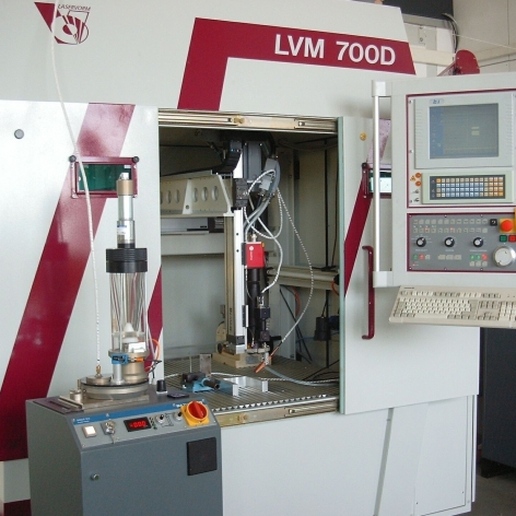 mit 124W Nd:YAG Trumpf Laser