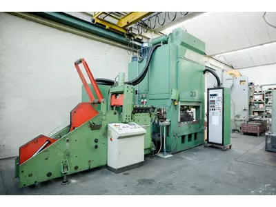 Differenzwegpressen 250 t, Bandabmessung max. 300x3mm, 150x6 mm