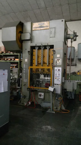 Doppelständer-Kurbelpresse 315 t Druck mit pneumatischem Kissen 35 t