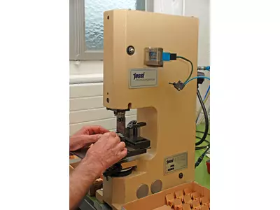 KP 3 / KP 3.1 pneumatische Kniehebelpresse 4.5t