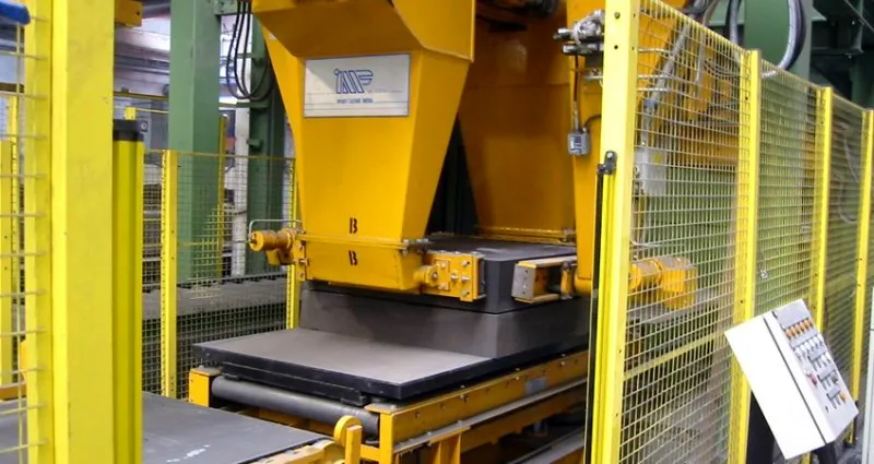 MOULDING MACHINE