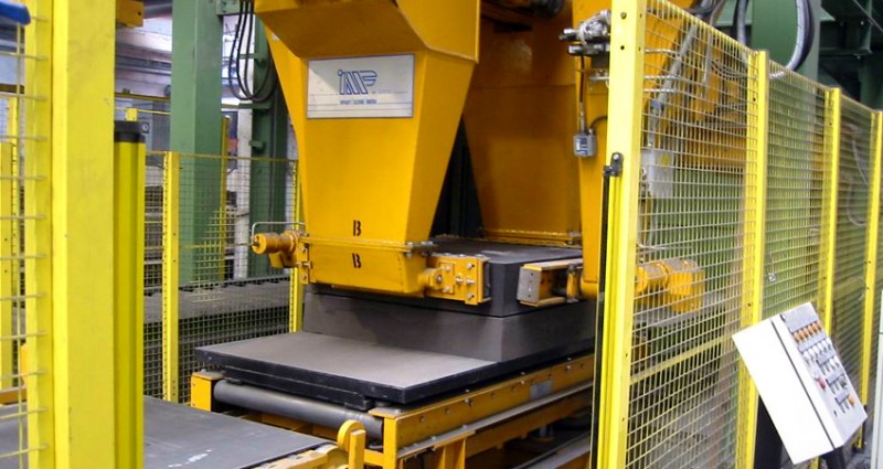MOULDING MACHINE
