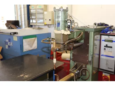 4 Punktschweißmaschinen