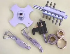 Montage durch Nietung, Löten, Falzen, Schrauben, Kleben etc.