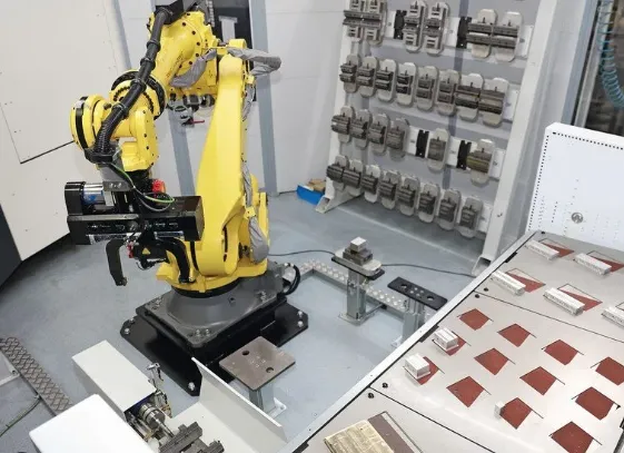 2 Stück DMC60H über Roboterzelle automatisiert