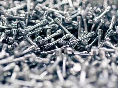 Spezialschrauben und Gewindebuchsen