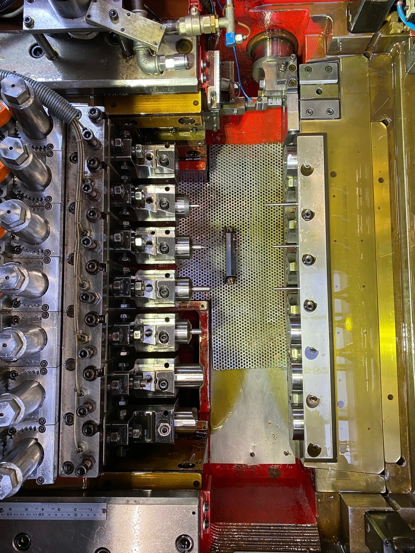 sieben Stufe Umformpresse