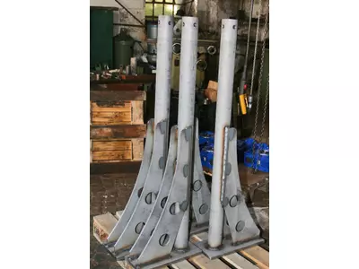 Hilfsvorrichtungen für Automobilindustrie (Schweißkonstruktion mit mechan. Bearbeitung)