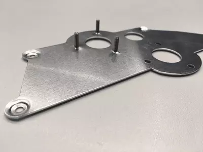 Alublech mit Gewindebolzen