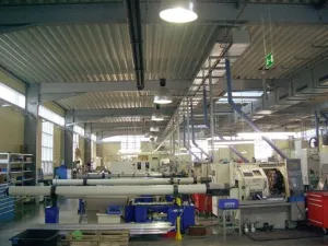 Produktionshalle Edelstahlbearbeitung