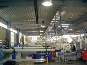 Produktionshalle Edelstahlbearbeitung