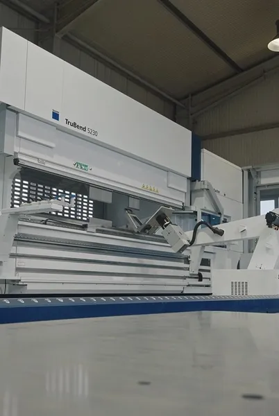 TruBend Cell 5000 automatisiertes Abkanten für präzise Winkel und gleichbleibende Qualität in der Serie
