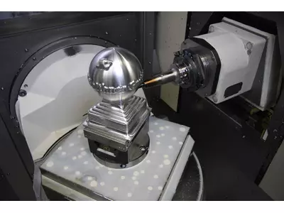 Kugel mit hervorgehobener Gravur