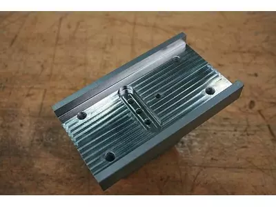 Einsatzgehärtetes Frästeil, 2x Nut als Passung H7 gefertigt