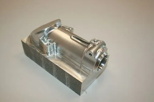 teilweise ausgefästes 3D-Prototypenbauteil aus hochfestem Aluminium