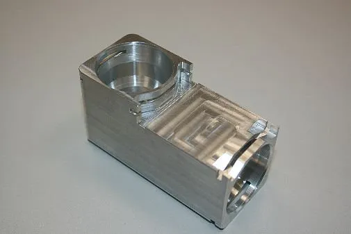 Komplexes Aluminiumbauteil mit diversen Schlitzen