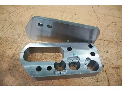 Werkzeugbau-Halteplatte mit entsprechender gehärteter, geschliffener Druckplatte