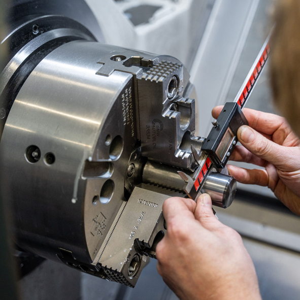 Mechanische Bearbeitung unter Einhaltung der gängigen Richtwerte sowie standardisierte Aufspann- und Arbeitspläne mit entsprechenden Dokumentationen zu jedem Bauteil.
