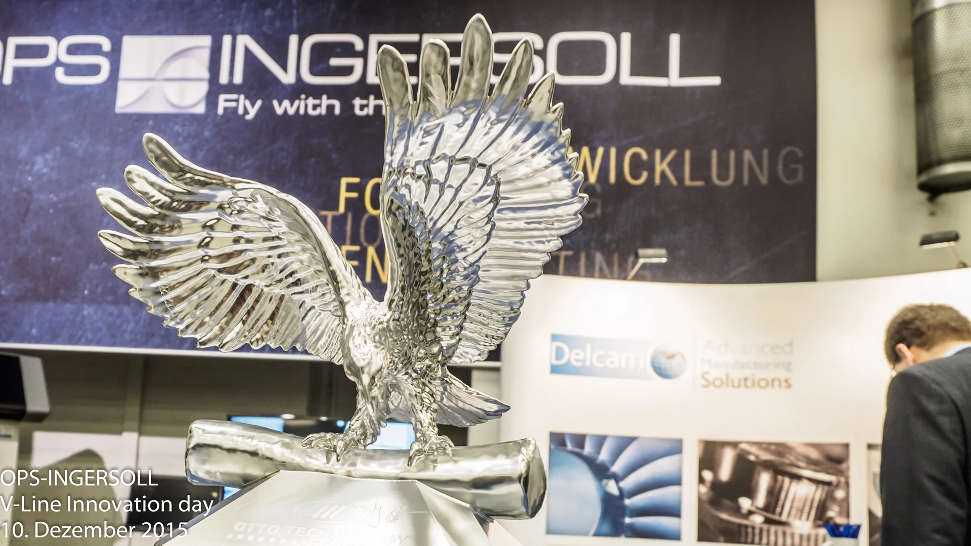 Aluminium Adler aus dem Vollen gefräst