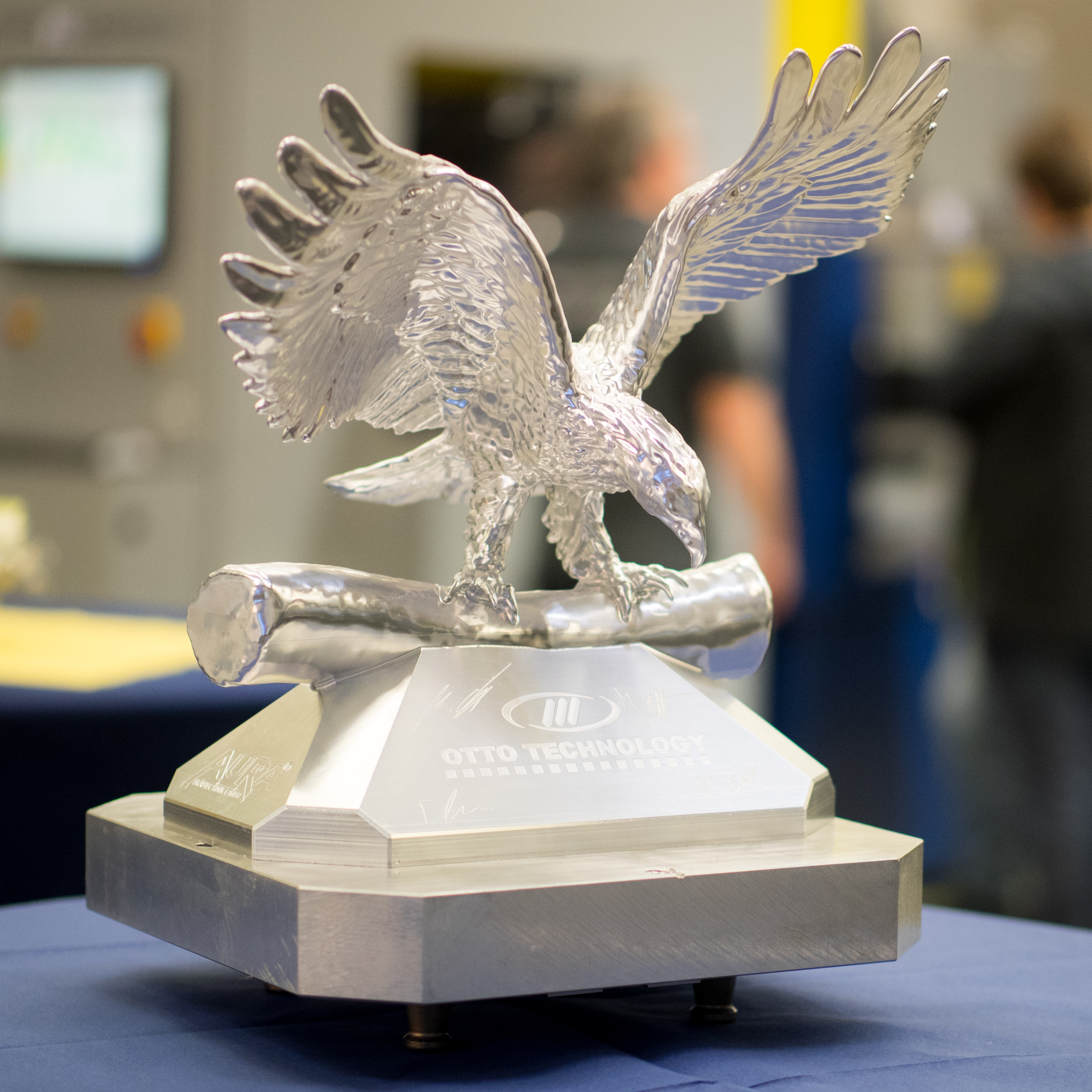 Aluminium Adler aus dem Vollen gefräst