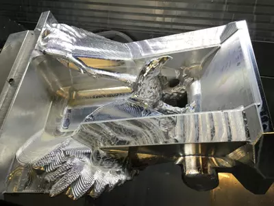 Aluminium Adler aus dem Vollen gefräst