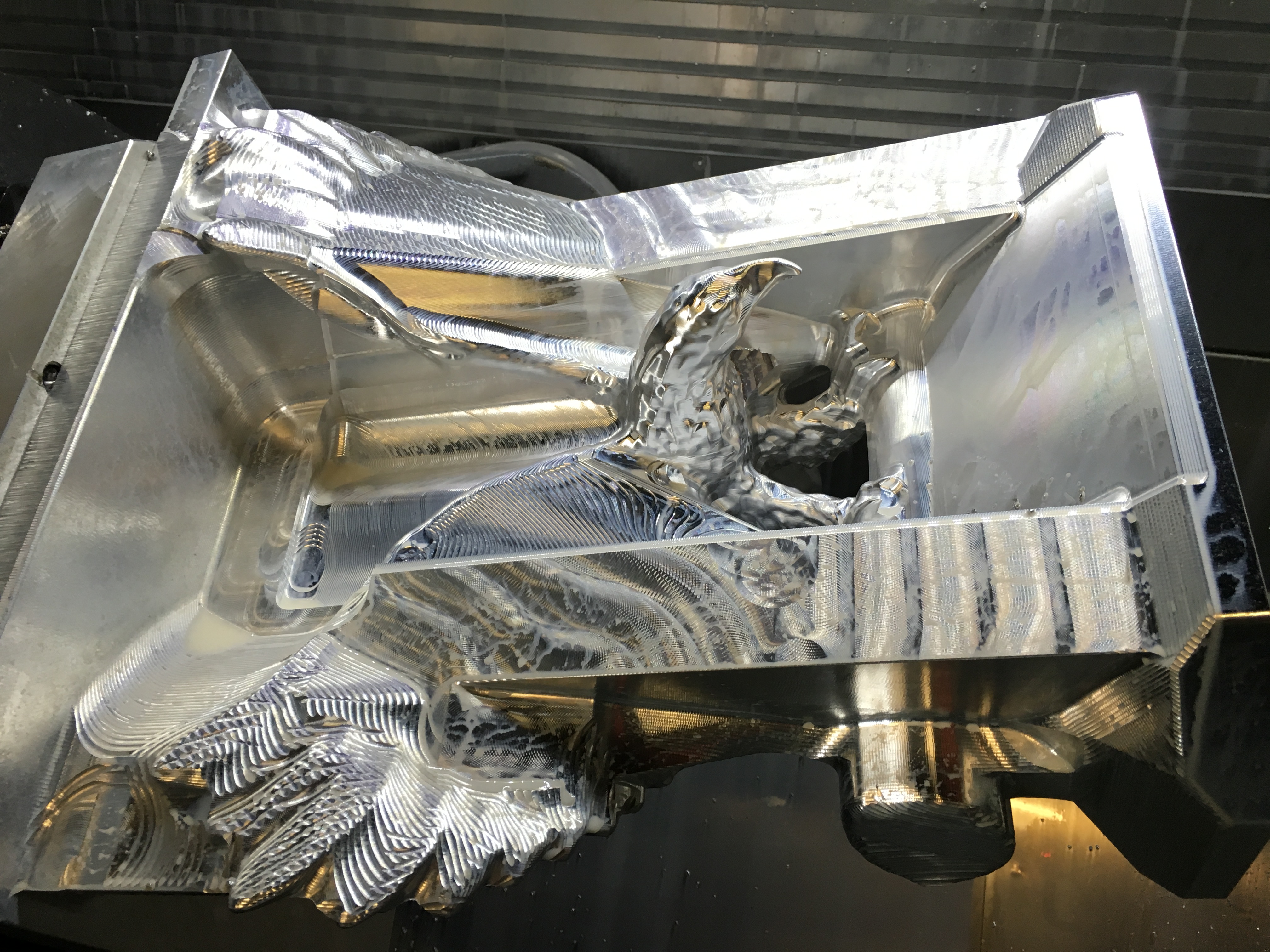 Aluminium Adler aus dem Vollen gefräst