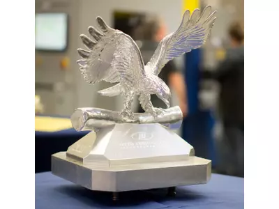 Aluminium Adler aus dem Vollen gefräst