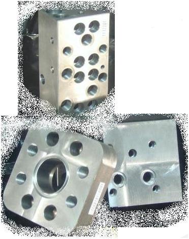 Hydraulikblock und Zwischenflansch aus Stahl