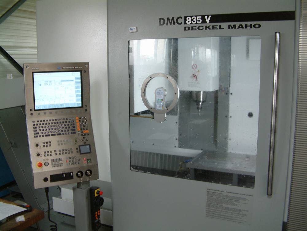 835 V