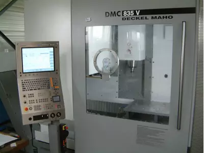 835 V