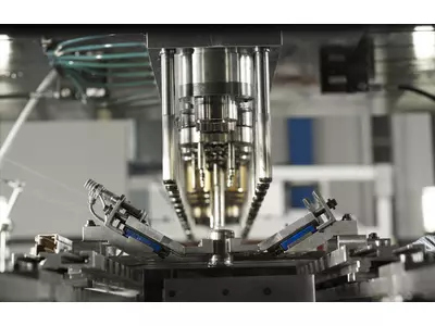 Presse mit Werkzeug im Fertigungsprozess