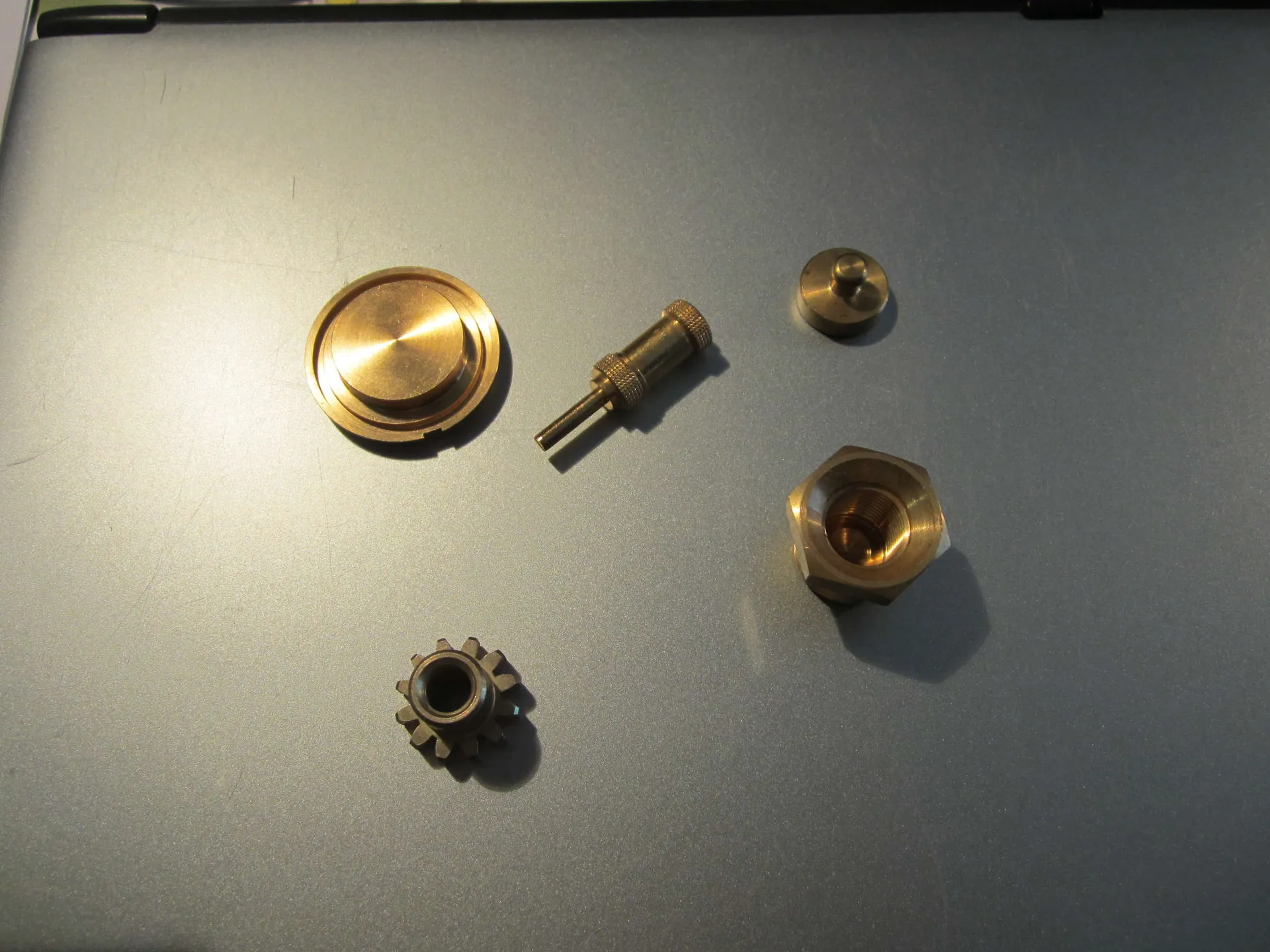 Drehteile aus verschiedenen Materialien