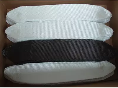 Zuschnitt von Glasfaser- und Kohlefasergewebe